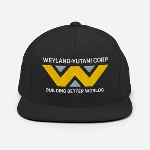 Peut inclure: Casquette de baseball noire avec le logo Weyland-Yutani Corp en jaune et gris. Le logo est un "W" stylisé avec le texte "WEYLAND-YUTANI CORP" au-dessus et "BUILDING BETTER WORLDS" en dessous. La casquette a une visière plate.
