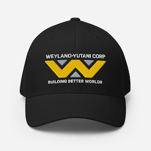 以下が含まれることがあります： 黒い野球帽。イエロー、グレー、ホワイトで刺繍されたWeyland-Yutani Corpのロゴ。前面には「WEYLAND-YUTANI CORP」と「BUILDING BETTER WORLDS」の文字も刺繍されています。