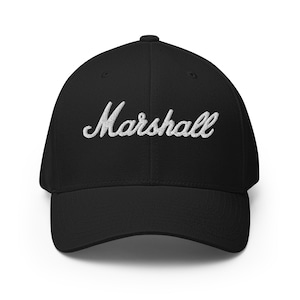 Può includere: Cappellino da baseball nero con il testo "Marshall" ricamato in bianco.