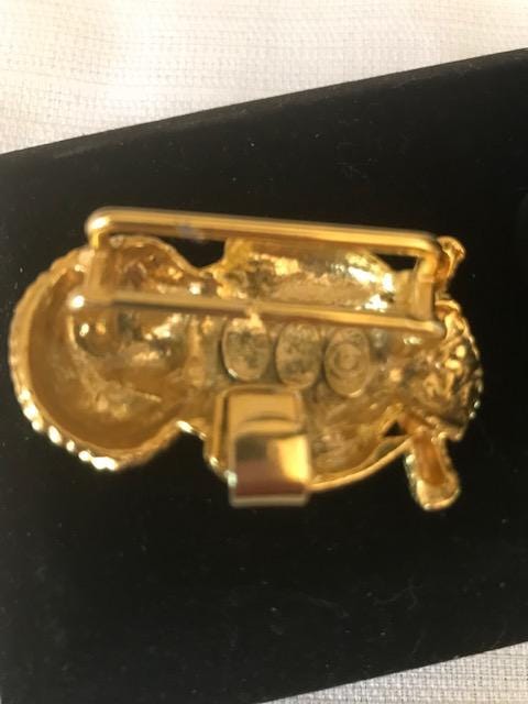 MIMI 1975 rare gold tone butterfly buckle . Highly collectible and wearable . Vintage 1975 Mimi di N Gold Tone Double Butterflies 2 Piece  main image 2