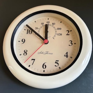 Seth Thomas &#39;Aqua&#39; White Plastic Quartz Weather-resistant Clock.7 inches in diameter,works as it should.Battery operated wall clock