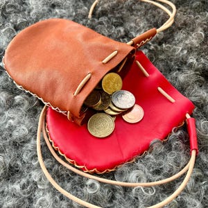 Lederbeutel mit Wachsfaden Details und Lederschnur