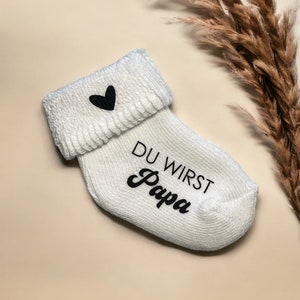 Schwangerschaftsverkündung | weißes Söckchen | Schrift | Du wirst Papa | Du wirst Oma | Du wirst Opa | Patentante | Patenonkel | Baby