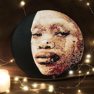 Spuitverf op een vinylplaat met behulp van een sjabloon (met de hand uitgesneden).