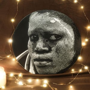 Spuitverf op een vinylplaat met behulp van een sjabloon (met de hand uitgesneden).