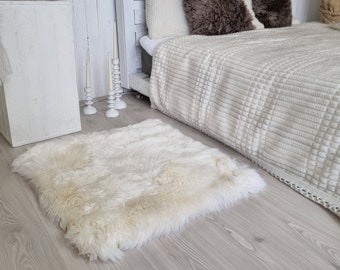 Tapis carré en fourrure véritable blanc crème | Peluche en peau de mouton de Nouvelle-Zélande | Tapis décoratif scandinave | 70 x 70 cm ou 27,6 x 27,6 pouces