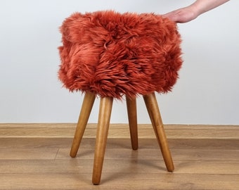 Tabouret en peau de mouton rouge avec pieds en bois | tabouret pour chambre d'enfant