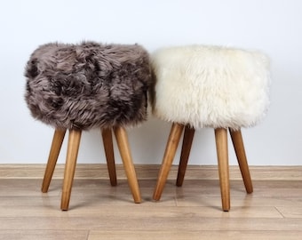 Puf de suave piel de oveja / Taburete de auténtica lana neozelandesa con patas de roble / Decoración nórdica acogedora