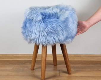 Tabouret bleu ciel en peau de mouton véritable avec pieds en bois | Chaise pour chambre de garçon | Coiffeuse bleue | Décoration de chambre d'enfant