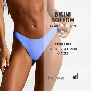 Op de afbeelding: Een lichtblauwe bikinibroek. De afbeelding bevat de tekst "BIKINI BOTTOM SEWING PATTERN" en "REVERSIBLE FOR STRETCH KNITS 8 SIZES". Het woord "beginner" is ook zichtbaar. De bikinibroek is ontworpen voor stretchbreisels.