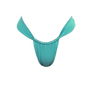 Peut inclure: Bas de maillot de bain de style string turquoise. Le tissu est fronc&eacute; &agrave; l'avant et &agrave; l'arri&egrave;re, avec de longues attaches fluides s'&eacute;tendant sur les c&ocirc;t&eacute;s. Le v&ecirc;tement est fait d'une mati&egrave;re douce et drap&eacute;e.