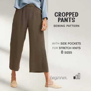 Könnte beinhalten: Schnittmuster für eine kurze Hose in einem neutralen Braunton. Das Bild zeigt eine Person, die die Hose trägt. Der Text auf dem Bild lautet "WITH SIDE POCKETS FOR STRETCH KNITS 8 SIZES" und "beginner".