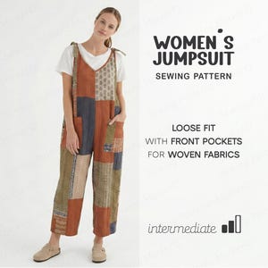 Könnte beinhalten: Ein Patchwork-Jumpsuit in Orange-, Blau- und Grüntönen mit einem weißen Oberteil darunter. Der Jumpsuit hat Vordertaschen und Bindeträger. Der Text auf der rechten Seite lautet "WOMEN'S JUMPSUIT SEWING PATTERN" und "LOOSE FIT WITH FRONT POCKETS FOR WOVEN FABRICS".