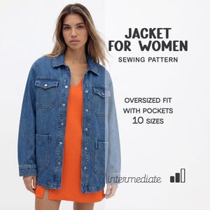 Könnte beinhalten: Hellblaue Jeansjacke mit Oversized-Passform, vier Taschen und Knopfverschlüssen. Die Jacke wird über einem orangefarbenen Kleid getragen. Der Text auf dem Bild lautet "JACKET FOR WOMEN SEWING PATTERN" und "OVERSIZED FIT WITH POCKETS 10 SIZES".