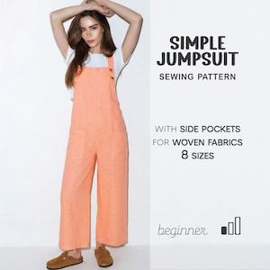 Könnte beinhalten: Eine Frau trägt einen pfirsichfarbenen Jumpsuit mit Seitentaschen, ein weißes T-Shirt und braune Clogs. Der Jumpsuit hat Holzknöpfe an den Trägern. Der Text lautet "SIMPLE JUMPSUIT SEWING PATTERN" und "WITH SIDE POCKETS FOR WOVEN FABRICS 8 SIZES".