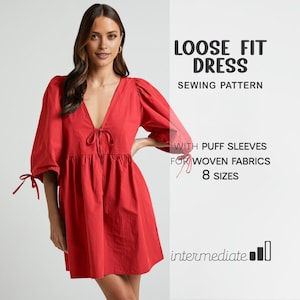 Op de afbeelding: Een rode losvallende jurk met pofmouwen en een V-hals. De jurk heeft strikdetails op de mouwen en halslijn. De afbeelding bevat de tekst "LOOSE FIT DRESS SEWING PATTERN WITH PUFF SLEEVES FOR WOVEN FABRICS 8 SIZES intermediate".