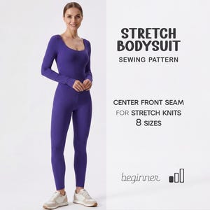 Op de afbeelding: Een vrouw draagt een paarse stretchbody met lange mouwen. De afbeelding bevat de tekst "Stretch Bodysuit Sewing Pattern" en details over het patroon, waaronder "8 maten" en "beginner".
