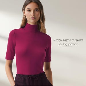 Peut inclure: Gros plan d'une femme portant un t-shirt à col montant bordeaux. Le texte "MOCK NECK T-SHIRT sewing pattern" est visible sur l'image.