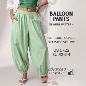 Op de afbeelding: Lichtgroene ballonbroek met een elastische tailleband, zijzakken en geplooide boorden. De tekst luidt: BALLOON PANTS SEWING PATTERN WITH SIDE POCKETS DRAMATIC VOLUME US 0-22 EU 32-54 advanced beginner.