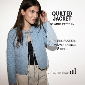 Puede incluir: Patrón de costura de chaqueta acolchada azul claro con bolsillos laterales para tejidos. La chaqueta tiene un patrón de diamantes y está rematada con un borde a rayas. El texto de la imagen dice "8 tallas" e "intermedio".