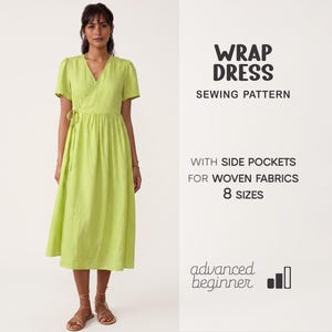 Könnte beinhalten: Ein lindgrünes Wickelkleid mit kurzen Ärmeln und V-Ausschnitt. Das Kleid hat einen Bindverschluss in der Taille und einen fließenden Rock. Der Text auf dem Bild lautet: "WRAP DRESS SEWING PATTERN" und "WITH SIDE POCKETS FOR WOVEN FABRICS 8 SIZES".