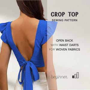 Puede incluir: Un patrón de costura de top corto azul vibrante con diseño de espalda abierta y pinzas en la cintura. El top presenta mangas con volantes y un cierre de lazo en la espalda. El texto en la imagen dice "CROP TOP SEWING PATTERN" y "OPEN BACK WITH WAIST DARTS FOR WOVEN FABRICS".
