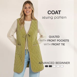 Peut inclure: Un patron de couture de manteau matelassé vert olive avec des poches avant et une attache avant. Le patron est pour les débutants avancés. Le manteau est porté par une personne portant un pull blanc et un jean bleu.