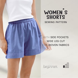 Puede incluir: Pantalones cortos azules con cintura elástica y bolsillos laterales. Los pantalones cortos son parte de un patrón de costura para tejidos. El texto de la imagen dice "WOMEN'S SHORTS SEWING PATTERN" y "beginner".