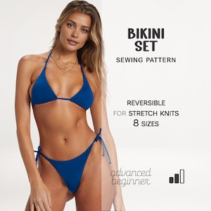 Puede incluir: Un conjunto de bikini azul. La parte superior es de estilo triangular con tirantes halter. La parte inferior es de corte clásico con laterales anudados. La imagen incluye el texto "BIKINI SET SEWING PATTERN" y "REVERSIBLE FOR STRETCH KNITS 8 SIZES".