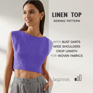 Könnte beinhalten: Eine Frau trägt ein ärmelloses, bauchfreies Oberteil aus lavendelfarbenem Leinen mit breiten Schultern, kombiniert mit einer grauen Bundfaltenhose. Der Text lautet "LINEN TOP SEWING PATTERN" und enthält Details zum Schnittmuster.