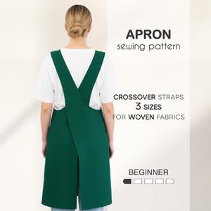 Pode incluir: Um avental verde com alças cruzadas, projetado para tecidos. O avental é mostrado em uma pessoa vestindo uma camiseta branca. O texto na imagem diz "APRON sewing pattern", "CROSSOVER STRAPS 3 SIZES FOR WOVEN FABRICS" e "BEGINNER".