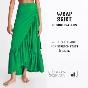 Op de afbeelding: Een felgroene wikkelrok met een gefranjerde zoom. De afbeelding toont een naaipatroon met de tekst "WRAP SKIRT SEWING PATTERN". Het patroon is ontworpen voor stretchbreisels en biedt 8 maten, geschikt voor gevorderde beginners.