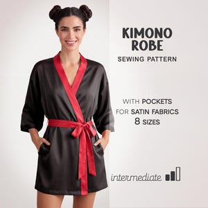 Puede incluir: Una bata tipo kimono negra con ribete rojo y un cinturón de lazo a juego, que incluye bolsillos. El texto dice: KIMONO ROBE SEWING PATTERN WITH POCKETS FOR SATIN FABRICS 8 SIZES intermediate. La bata tiene mangas tres cuartos y cuello en V.