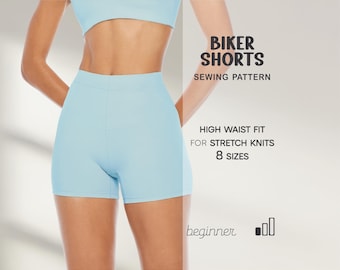 Op de afbeelding: Lichtblauwe biker shorts met hoge taille. De afbeelding bevat de tekst "BIKER SHORTS SEWING PATTERN", "HIGH WAIST FIT FOR STRETCH KNITS 8 SIZES" en "beginner".