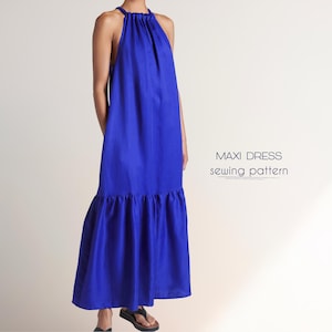 Könnte beinhalten: Ein königsblaues Maxikleid mit Halterneck und einem Stufenrock. Das Kleid ist aus einem leichten Stoff gefertigt und hat eine lockere Passform.  MAXI DRESS Schnittmuster.