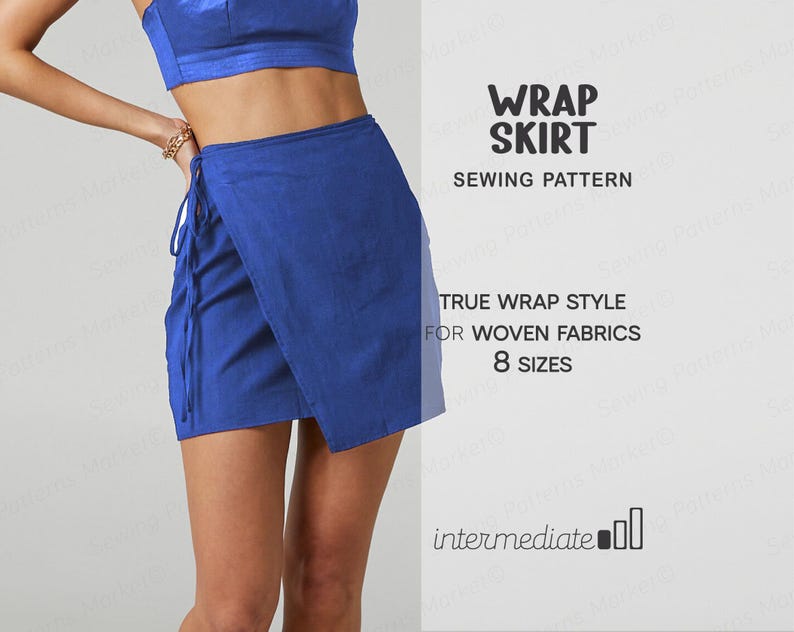 Puede incluir: Un patr&oacute;n de costura de falda cruzada azul con el texto "WRAP SKIRT" y "SEWING PATTERN". El patr&oacute;n es para tejidos de tejido y viene en 8 tallas. El nivel de dificultad es intermedio.