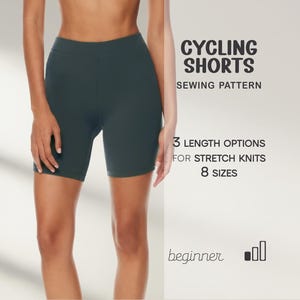 Puede incluir: Patrón de costura de pantalones cortos de ciclismo verde oscuro con el texto «Cycling Shorts Sewing Pattern». El patrón ofrece 3 opciones de largo para tejidos de punto elásticos y 8 tallas. Nivel de dificultad: principiante.