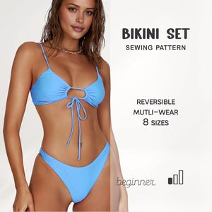 Może przedstawiać: Jasnoniebieski zestaw bikini. Top ma konstrukcję z dziurką od klucza ze sznurkami do wiązania. Dół ma wysoki krój. Tekst na zdjęciu brzmi "BIKINI SET SEWING PATTERN", "REVERSIBLE MUTLI-WEAR 8 SIZES" i "beginner".