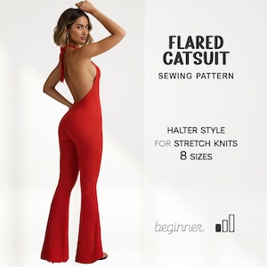 Könnte beinhalten: Ein rotes, ausgestelltes Catsuit-Schnittmuster. Der Catsuit im Neckholder-Stil ist für Stretchstrickstoffe konzipiert und in 8 Größen erhältlich. Das Bild zeigt eine Frau, die den Catsuit trägt. Der Text auf dem Bild lautet "beginner".