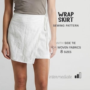 Peut inclure: Une jupe portefeuille blanche avec une attache latérale, conçue pour les tissus tissés. L'image comprend le texte "WRAP SKIRT SEWING PATTERN" et "8 TAILLES". La jupe est portée par une personne.