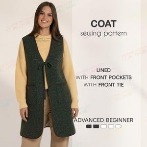 Może przedstawiać: Kobieta ubrana w ciemnozieloną kamizelkę z wiązaniem z przodu i przednimi kieszeniami. Kamizelka jest częścią wykroju na płaszcz, podszyta i przeznaczona dla zaawansowanych początkujących. Tekst na zdjęciu brzmi "COAT sewing pattern".