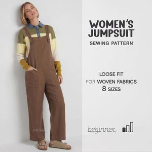 Peut inclure: Une personne porte une combinaison marron avec des poches et des bretelles réglables. La combinaison est associée à un pull rayé. Le texte indique "WOMEN'S JUMPSUIT SEWING PATTERN" et "LOOSE FIT FOR WOVEN FABRICS 8 SIZES".
