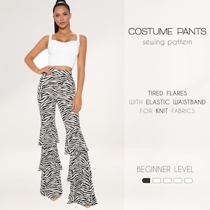 Puede incluir: Pantalones de disfraz con estampado de cebra, volantes escalonados y cintura elástica. Los pantalones están diseñados para tejidos de punto y son de nivel principiante. La modelo lleva un top corto blanco.