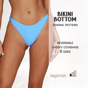 Puede incluir: Braguita de bikini azul claro con diseño de corte alto. La imagen incluye el texto "BIKINI BOTTOM SEWING PATTERN", "REVERSIBLE CHEEKY COVERAGE", "8 SIZES" y "beginner".