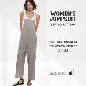 Peut inclure: Une combinaison gris clair avec des poches latérales, portée sur un débardeur blanc. L'image comprend le texte "WOMEN'S JUMPSUIT SEWING PATTERN" et "WITH SIDE POCKETS FOR WOVEN FABRICS 8 SIZES".