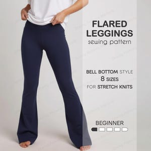 Op de afbeelding: Marineblau uitlopende legging. De afbeelding toont een persoon die een donkerblauwe legging met wijde pijpen draagt. De tekst op de afbeelding luidt "FLARED LEGGINGS sewing pattern" en "BELL BOTTOM STYLE 8 SIZES FOR STRETCH KNITS".