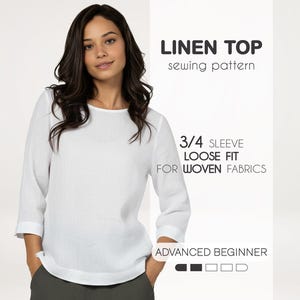Peut inclure: Une femme porte un haut en lin blanc à manches 3/4. Le haut a une coupe ample et est conçu pour les tissus tissés. Le texte sur l'image indique "LINEN TOP sewing pattern" et "ADVANCED BEGINNER".