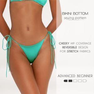 Puede incluir: Un patrón de costura para una parte inferior de bikini con cobertura de cadera atrevida. El patrón es reversible y está diseñado para telas elásticas. El patrón es para un principiante avanzado.