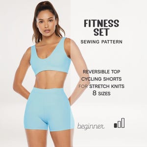 Könnte beinhalten: Ein hellblaues Fitness-Set, bestehend aus einem Wendetop und Radlerhose, wird gezeigt. Der Text auf dem Bild lautet "Fitness Set Sewing Pattern" und "For Stretch Knits 8 Sizes". Das Wort "beginner" ist ebenfalls sichtbar.