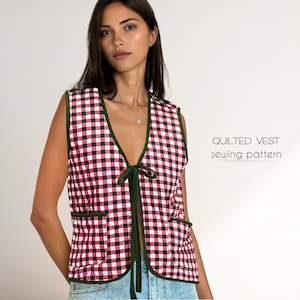Op de afbeelding: Een naai-patroon voor een gewatteerd vest met een rood-zwart ruitpatroon en groene afwerking. Het vest heeft een V-hals en knoopt aan de voorkant.